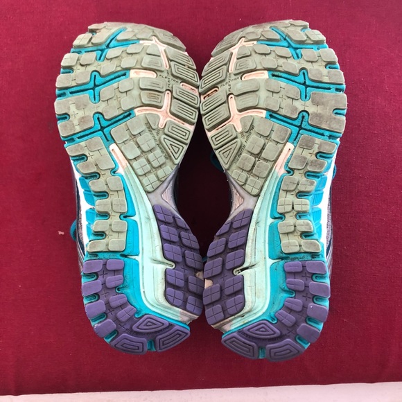 Brooks women’s size 7 athletic shoes. - Picture 6 of 9